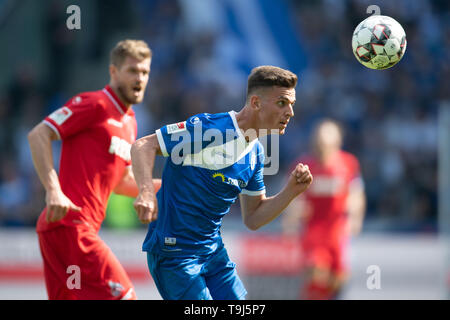 Magdeburg, Germania. 19 Maggio, 2019. Calcio: Seconda Bundesliga, 1° FC Magdeburg - 1FC Colonia, trentaquattresima Giornata nel MDCC-Arena. Magdeburg è Philip Türpitz beheads la palla avanti a Simone Terodde da Colonia. Credito: Swen Pförtner/dpa - NOTA IMPORTANTE: In conformità con i requisiti del DFL Deutsche Fußball Liga o la DFB Deutscher Fußball-Bund, è vietato utilizzare o hanno utilizzato fotografie scattate allo stadio e/o la partita in forma di sequenza di immagini e/o video-come sequenze di foto./dpa/Alamy Live News Foto Stock