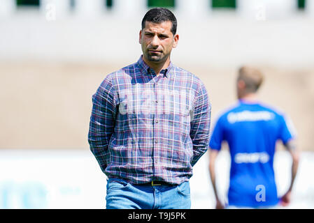 Darmstadt, Germania. 19 Maggio, 2019. Calcio: Seconda Bundesliga, Darmstadt 98 - Erzgebirge Aue, la trentaquattresima Giornata, nel The Merck Stadium dell'Böllenfalltor. Pullman Darmstadts Dimitrios GRAMMOZIS è sul campo prima che il gioco comincia. Credito: Uwe Anspach/dpa - NOTA IMPORTANTE: In conformità con i requisiti del DFL Deutsche Fußball Liga o la DFB Deutscher Fußball-Bund, è vietato utilizzare o hanno utilizzato fotografie scattate allo stadio e/o la partita in forma di sequenza di immagini e/o video-come sequenze di foto./dpa/Alamy Live News Foto Stock