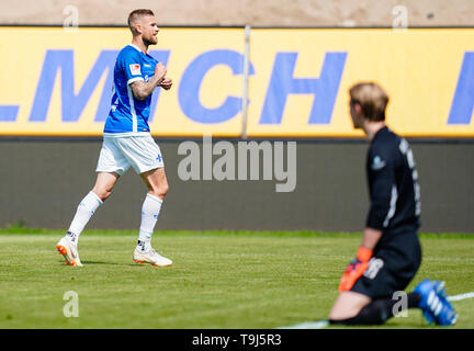 Darmstadt, Germania. 19 Maggio, 2019. Calcio: Seconda Bundesliga, Darmstadt 98 - Erzgebirge Aue, la trentaquattresima Giornata, nel The Merck Stadium dell'Böllenfalltor. Darmstadts marcatore Tobias Kempe (l) esulta dietro il portiere Robert Jendrusch di Erzgebirge Aue oltre l'obiettivo di 1-0. Credito: Uwe Anspach/dpa - NOTA IMPORTANTE: In conformità con i requisiti del DFL Deutsche Fußball Liga o la DFB Deutscher Fußball-Bund, è vietato utilizzare o hanno utilizzato fotografie scattate allo stadio e/o la partita in forma di sequenza di immagini e/o video-come sequenze di foto./dpa/Alamy Live News Foto Stock