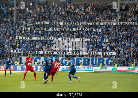 Magdeburg, Germania. 19 Maggio, 2019. Calcio: Seconda Bundesliga, 1° FC Magdeburg - 1FC Colonia, trentaquattresima Giornata nel MDCC-Arena. I fan del 1. FC Magdeburgo Visualizza i loro striscioni. Credito: Swen Pförtner/dpa - NOTA IMPORTANTE: In conformità con i requisiti del DFL Deutsche Fußball Liga o la DFB Deutscher Fußball-Bund, è vietato utilizzare o hanno utilizzato fotografie scattate allo stadio e/o la partita in forma di sequenza di immagini e/o video-come sequenze di foto./dpa/Alamy Live News Foto Stock