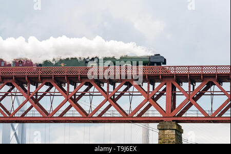 Ponte di Forth Rail, North Queensferry, Fife, Scozia, Regno Unito, 19 maggio 2019. Il Flying Scotsman treno a vapore in tour intorno al cerchio di Fife, attraversando il celeberrimo ponte sul Firth of Forth, noto semplicemente come "ponte" senza aver bisogno di un numero di identificazione come tutti gli altri ponti ferroviari. Il treno a vapore sul suo cammino verso la Fife visto da North Queensferry Foto Stock