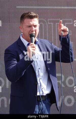 Liverpool Regno Unito. Il 19 maggio 2019. Tommy Robinson di campagna elettorale in Bootle davanti a questo settimane elezioni europee. Credit:Ken Biggs/Alamy Live News Foto Stock