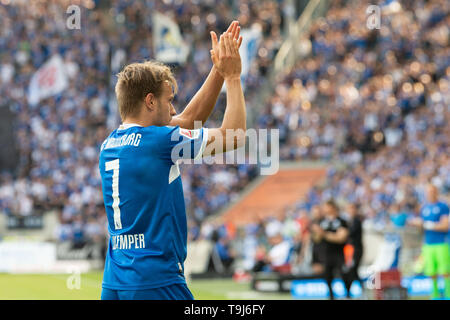 Magdeburg, Germania. 19 Maggio, 2019. Calcio: Seconda Bundesliga, 1° FC Magdeburg - 1FC Colonia, trentaquattresima Giornata nel MDCC-Arena. Felix Magdeburgs Lohkemper esulta dopo il suo obiettivo a 1:1. Credito: Swen Pförtner/dpa - NOTA IMPORTANTE: In conformità con i requisiti del DFL Deutsche Fußball Liga o la DFB Deutscher Fußball-Bund, è vietato utilizzare o hanno utilizzato fotografie scattate allo stadio e/o la partita in forma di sequenza di immagini e/o video-come sequenze di foto./dpa/Alamy Live News Foto Stock