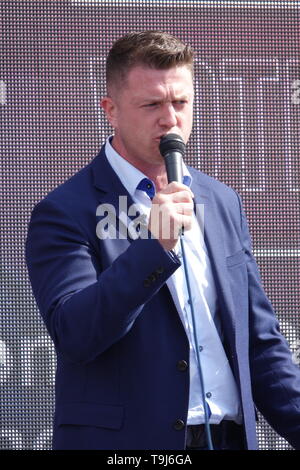 Liverpool Regno Unito. Il 19 maggio 2019. Tommy Robinson di campagna elettorale in Bootle davanti a questo settimane elezioni europee. Credit:Ken Biggs/Alamy Live News Foto Stock