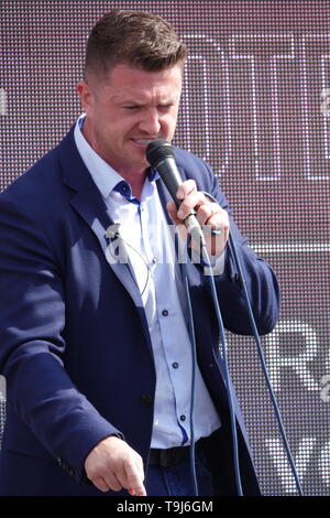 Liverpool Regno Unito. Il 19 maggio 2019. Tommy Robinson di campagna elettorale in Bootle davanti a questo settimane elezioni europee. Credit:Ken Biggs/Alamy Live News Foto Stock