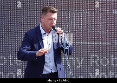 Liverpool Regno Unito. Il 19 maggio 2019. Tommy Robinson di campagna elettorale in Bootle davanti a questo settimane elezioni europee. Credit:Ken Biggs/Alamy Live News Foto Stock