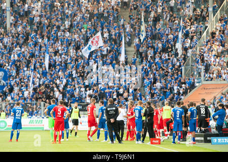 Magdeburg, Germania. 19 Maggio, 2019. Calcio: Seconda Bundesliga, 1° FC Magdeburg - 1FC Colonia, trentaquattresima Giornata nel MDCC-Arena. I giocatori di entrambe le squadre sono in piedi in sostituti" panche in una interruzione di gioco dopo i tumulti nel blocco della ventola. Credito: Swen Pförtner/dpa - NOTA IMPORTANTE: In conformità con i requisiti del DFL Deutsche Fußball Liga o la DFB Deutscher Fußball-Bund, è vietato utilizzare o hanno utilizzato fotografie scattate allo stadio e/o la partita in forma di sequenza di immagini e/o video-come sequenze di foto./dpa/Alamy Live News Foto Stock