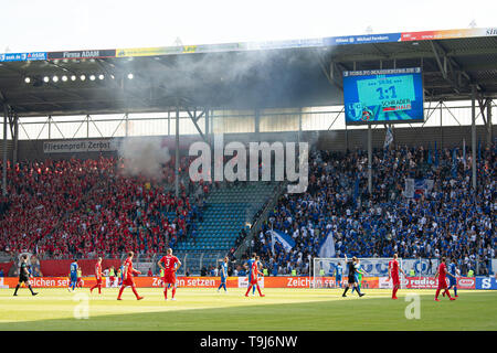 Magdeburg, Germania. 19 Maggio, 2019. Calcio: Seconda Bundesliga, 1° FC Magdeburg - 1FC Colonia, trentaquattresima Giornata nel MDCC-Arena. I giocatori di entrambe le squadre di lasciare il passo per una interruzione del gioco dopo i tumulti nella ventola-blocco. Credito: Swen Pförtner/dpa - NOTA IMPORTANTE: In conformità con i requisiti del DFL Deutsche Fußball Liga o la DFB Deutscher Fußball-Bund, è vietato utilizzare o hanno utilizzato fotografie scattate allo stadio e/o la partita in forma di sequenza di immagini e/o video-come sequenze di foto./dpa/Alamy Live News Foto Stock