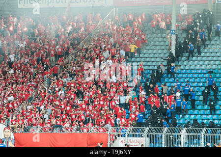 Magdeburg, Germania. 19 Maggio, 2019. Calcio: Seconda Bundesliga, 1° FC Magdeburg - 1FC Colonia, trentaquattresima Giornata nel MDCC-Arena. Poliziotti e di un servizio di sicurezza stand nel blocco delle ventole dei 1. FC Colonia, mentre il gioco è stato interrotto dopo i tumulti nel blocco della ventola. Credito: Swen Pförtner/dpa - NOTA IMPORTANTE: In conformità con i requisiti del DFL Deutsche Fußball Liga o la DFB Deutscher Fußball-Bund, è vietato utilizzare o hanno utilizzato fotografie scattate allo stadio e/o la partita in forma di sequenza di immagini e/o video-come sequenze di foto./dpa/Alamy Live News Foto Stock