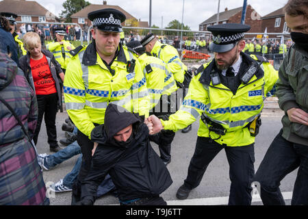 Bootle, Merseyside, Regno Unito. Il 19 maggio 2019. I manifestanti contro Tommy Robinson, vero nome Stephen Yaxley-Lennon, l ex leader della difesa inglese League (EDL), protesta contro una manifestazione svoltasi a Bootle, Merseyside in Inghilterra del nord ovest di Domenica, 19 maggio 2019. La polizia mantenuta sostenitori e contro i manifestanti a prescindere ma si scontrarono con contro i dimostranti davanti a Tommy Robinson's arrivo. Tommy Robinson era in visita a Bootle come parte del suo Parlamento europeo campagna elettorale. Credito: Christopher Middleton/Alamy Live News Foto Stock