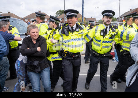 Bootle, Merseyside, Regno Unito. Il 19 maggio 2019. I manifestanti contro Tommy Robinson, vero nome Stephen Yaxley-Lennon, l ex leader della difesa inglese League (EDL), protesta contro una manifestazione svoltasi a Bootle, Merseyside in Inghilterra del nord ovest di Domenica, 19 maggio 2019. La polizia mantenuta sostenitori e contro i manifestanti a prescindere ma si scontrarono con contro i dimostranti davanti a Tommy Robinson's arrivo. Tommy Robinson era in visita a Bootle come parte del suo Parlamento europeo campagna elettorale. Credito: Christopher Middleton/Alamy Live News Foto Stock