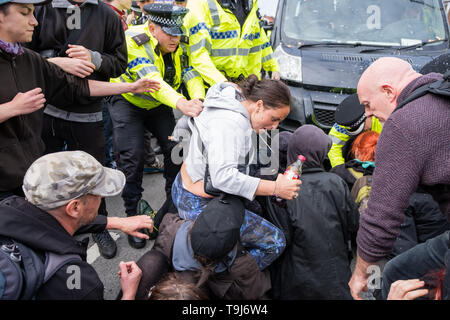 Bootle, Merseyside, Regno Unito. Il 19 maggio 2019. I manifestanti contro Tommy Robinson, vero nome Stephen Yaxley-Lennon, l ex leader della difesa inglese League (EDL), protesta contro una manifestazione svoltasi a Bootle, Merseyside in Inghilterra del nord ovest di Domenica, 19 maggio 2019. La polizia mantenuta sostenitori e contro i manifestanti a prescindere ma si scontrarono con contro i dimostranti davanti a Tommy Robinson's arrivo. Tommy Robinson era in visita a Bootle come parte del suo Parlamento europeo campagna elettorale. Credito: Christopher Middleton/Alamy Live News Foto Stock