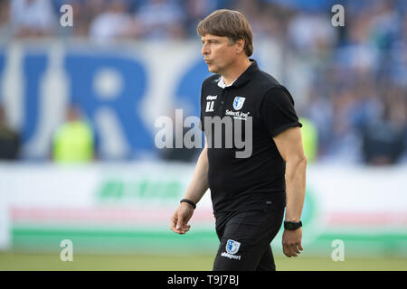 Magdeburg, Germania. 19 Maggio, 2019. Calcio: Seconda Bundesliga, 1° FC Magdeburg - 1FC Colonia, trentaquattresima Giornata nel MDCC-Arena. Magdeburg coach Michael Oenning attraversa la Corte dopo il gioco. Credito: Swen Pförtner/dpa - NOTA IMPORTANTE: In conformità con i requisiti del DFL Deutsche Fußball Liga o la DFB Deutscher Fußball-Bund, è vietato utilizzare o hanno utilizzato fotografie scattate allo stadio e/o la partita in forma di sequenza di immagini e/o video-come sequenze di foto./dpa/Alamy Live News Foto Stock