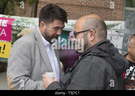 Madrid, Spagna. 19 Maggio, 2019. Pablo Carmona e Carlos SÃ¡nchez Mato visto parlare durante la conferenza di partito.La coalizione politica Madrid en Pie tiene una conferenza con la partecipazione di Carlos SÃ¡nchez Mato, candidato per il sindaco della città di Madrid, Rommy Arce, numero 2 sulle liste di Madrid en Pie, e Pablo Carmona, numero 3 sulle liste di Madrid in piedi. L'ancora consiglieri del consiglio municipale di Madrid di Ahora Madrid concorreranno le elezioni locali il 26 maggio in grado di competere con il presente sindaco di Madrid, Manuel Carmena. (Credito Immagine: © Lito Lizana/SOPA immagini via ZUMA W Foto Stock