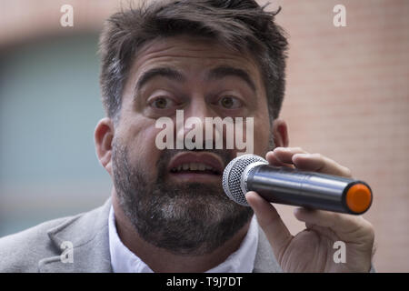 Madrid, Spagna. 19 Maggio, 2019. Carlos Sanchez Mato, candidato per il sindaco di Madrid, visto criticare il funzionamento Chamartin dell attuale sindaco di Madrid, durante la conferenza di partito.La coalizione politica Madrid en Pie tiene una conferenza con la partecipazione di Carlos SÃ¡nchez Mato, candidato per il sindaco della città di Madrid, Rommy Arce, numero 2 sulle liste di Madrid en Pie, e Pablo Carmona, numero 3 sulle liste di Madrid in piedi. L'ancora consiglieri del consiglio municipale di Madrid di Ahora Madrid concorreranno le elezioni locali il 26 maggio in grado di competere con il presente sindaco di Madrid, Foto Stock