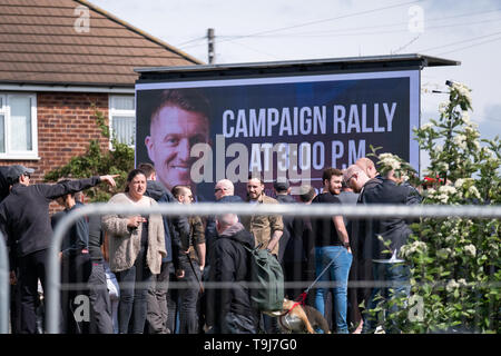 Bootle, Merseyside, Regno Unito. Il 19 maggio 2019. I manifestanti contro Tommy Robinson, vero nome Stephen Yaxley-Lennon, l ex leader della difesa inglese League (EDL), protesta contro una manifestazione svoltasi a Bootle, Merseyside in Inghilterra del nord ovest di Domenica, 19 maggio 2019. La polizia mantenuta sostenitori e contro i manifestanti a prescindere ma si scontrarono con contro i dimostranti davanti a Tommy Robinson's arrivo. Tommy Robinson era in visita a Bootle come parte del suo Parlamento europeo campagna elettorale. Credito: Christopher Middleton/Alamy Live News Foto Stock