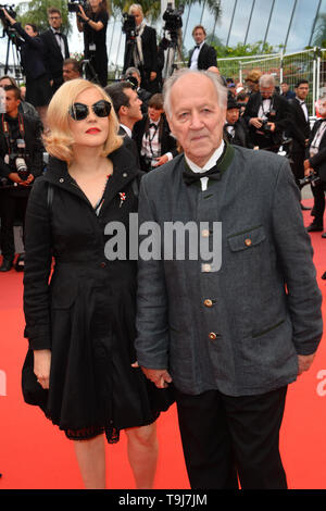 Cannes, Francia. 19 Maggio, 2019. CANNES, Francia. 19 maggio 2019: Werner Herzog & Lena Herzog in occasione del gala premiere per "una vita nascosta" al Festival di Cannes. Credito Foto: Paul Smith/Alamy Live News Foto Stock