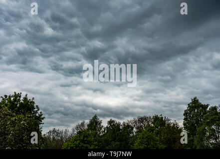 Billingham, Stockton on Tees, Regno Unito. Il 19 maggio 2019. Regno Unito meteo: dopo una mattina di sole, aria di tempesta su Billingham nel nord-est dell'Inghilterra. Credito: Alan Dawson/Alamy Live News Foto Stock