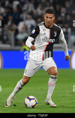 Lo Stadio Allianz, Torino, Italia. 19 Maggio, 2019. Serie a calcio, juventus versus Atalanta; Cristiano Ronaldo della Juventus sulla sfera Credito: Azione Sport Plus/Alamy Live News Foto Stock