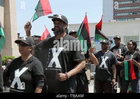 La città di New York, New York, Stati Uniti d'America. 19 Maggio, 2019. I residenti della storica New York città quartiere celebra la vita e l eredità di Malcolm X, i musulmani afro-americano ministro e attivista per i diritti umani che è stato assassinato nel quartiere nel 1965 con un rally e marzo attraverso le strade di Harlem di Domenica, 19 maggio 2019, segnando la 94anniversario della nascita di El Hajj Malik El Shabazz e ha sollecitato la cessazione di tutte le attività commerciali da parte dei negozi e ambulanti per tre (3) ore nel quartiere. Credito: G. Ronald Lopez/ZUMA filo/Alamy Live News Foto Stock