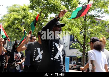 La città di New York, New York, Stati Uniti d'America. 19 Maggio, 2019. I residenti della storica New York città quartiere celebra la vita e l eredità di Malcolm X, i musulmani afro-americano ministro e attivista per i diritti umani che è stato assassinato nel quartiere nel 1965 con un rally e marzo attraverso le strade di Harlem di Domenica, 19 maggio 2019, segnando la 94anniversario della nascita di El Hajj Malik El Shabazz e ha sollecitato la cessazione di tutte le attività commerciali da parte dei negozi e ambulanti per tre (3) ore nel quartiere. Credito: G. Ronald Lopez/ZUMA filo/Alamy Live News Foto Stock