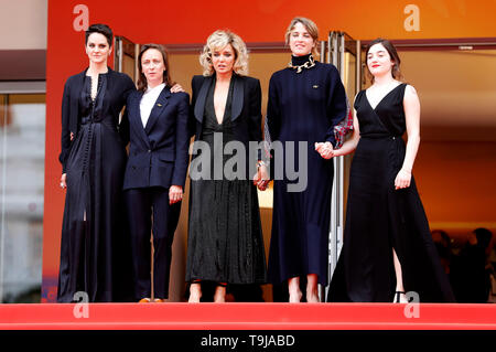 Cannes, Francia. 19 Maggio, 2019. Merlant Noemie, Celine Sciamma, Valeria Golino, Adele Haenel e Luena Bajrami frequentando il 'Portrait de la jeune fille en feu / Ritratto di una donna su fuoco' premiere durante la 72a Cannes Film Festival presso il Palais des Festivals il 19 maggio 2019 a Cannes, Francia Credito: Geisler-Fotopress GmbH/Alamy Live News Foto Stock