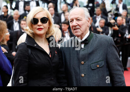 Cannes, Francia. 19 Maggio, 2019. Lena Herzog con mio marito Werner Herzog frequentando il "una vita nascosta' premiere durante la 72a Cannes Film Festival presso il Palais des Festivals il 19 maggio 2019 a Cannes, Francia Credito: Geisler-Fotopress GmbH/Alamy Live News Foto Stock
