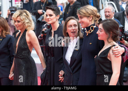Cannes, Francia. 19 Maggio, 2019. Valeria Golino, Merlant Noemie, Celine Sciamma, Adele Haenel e Luana Bajrami frequentando il 'Portrait de la jeune fille en feu / Ritratto di una donna su fuoco' premiere durante la 72a Cannes Film Festival presso il Palais des Festivals il 18 maggio 2019 a Cannes, Francia Credito: Geisler-Fotopress GmbH/Alamy Live News Foto Stock