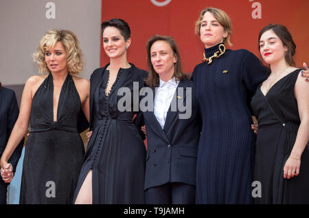 Cannes, Francia. 19 Maggio, 2019. Valeria Golino, Merlant Noemie, Celine Sciamma, Adele Haenel e Luana Bajrami frequentando il 'Portrait de la jeune fille en feu / Ritratto di una donna su fuoco' premiere durante la 72a Cannes Film Festival presso il Palais des Festivals il 18 maggio 2019 a Cannes, Francia Credito: Geisler-Fotopress GmbH/Alamy Live News Foto Stock