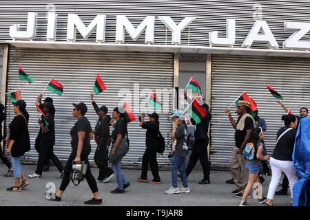 La città di New York, New York, Stati Uniti d'America. 19 Maggio, 2019. I residenti della storica New York città quartiere celebra la vita e l eredità di Malcolm X, i musulmani afro-americano ministro e attivista per i diritti umani che è stato assassinato nel quartiere nel 1965 con un rally e marzo attraverso le strade di Harlem di Domenica, 19 maggio 2019, segnando la 94anniversario della nascita di El Hajj Malik El Shabazz e ha sollecitato la cessazione di tutte le attività commerciali da parte dei negozi e ambulanti per tre (3) ore nel quartiere. Credito: G. Ronald Lopez/ZUMA filo/Alamy Live News Foto Stock