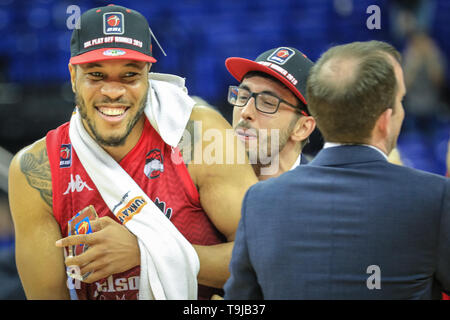 L'O2, Londra, Regno Unito. 19 Maggio, 2019. Leicester celebrare la loro vittoria. Eseguire le tensioni alta tra la prima volta finalisti, 2019 Trofeo vincitori di campionato e i nuovi arrivati London City Royals, e il due volte la difesa champions Leicester piloti nel 2019 BBL British Basketball League Play-Off Benecos finali all'O2. Oltre 15.000 tifosi hanno girato fino a guardare l'uomo finale. Leicester piloti vincere 93-61 su Royals. Credito: Imageplotter/Alamy Live News Foto Stock