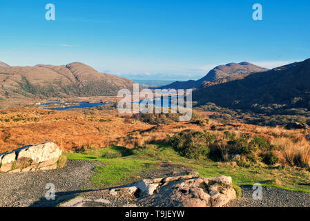 Bella vista verso i laghi di Killarney accoccolato tra due gamme della montagna nel Parco Nazionale di Killarney.County Kerry, Irlanda. Foto Stock