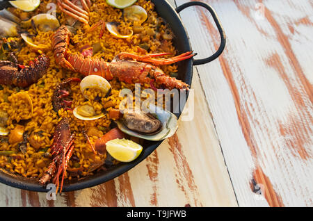 Deliziosi frutti di mare paella in una padella di close-up Foto Stock
