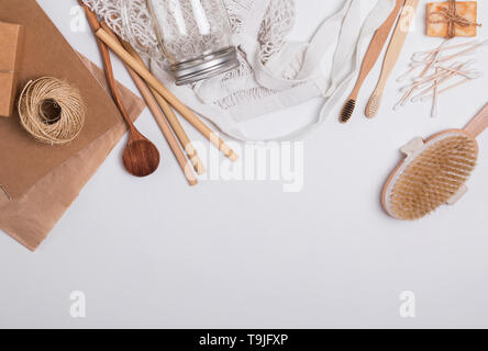 Rifiuti Zero concetto. Riutilizzabile e materiale naturale articoli per il bagno, cucina e igiene su uno sfondo bianco, vista dall'alto Foto Stock