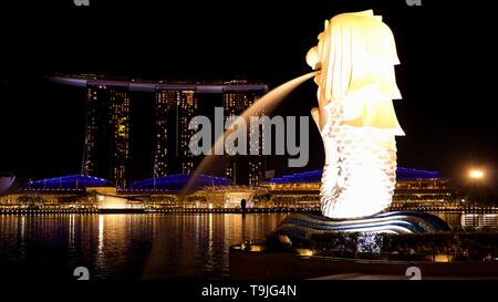 Marina Bay in notturna a Singapore Foto Stock