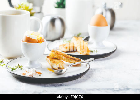 Uova sode per la colazione con pane tostato e la tazza di caffè in background Foto Stock