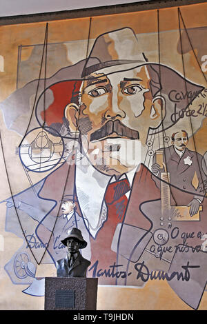 Ritratto e la scultura di Santos Dumont nella hall dell'aeroporto Santos Dumont di Rio de Janeiro, Brasile Foto Stock