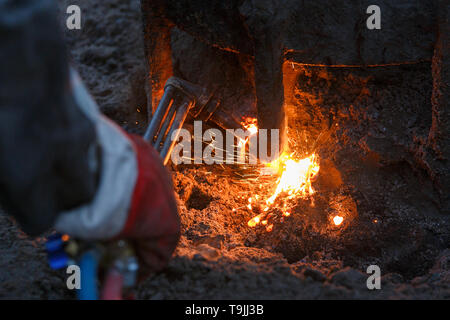 Macchina di saldatura con metallo in fusione scende e le scintille di scintille. Foto Stock