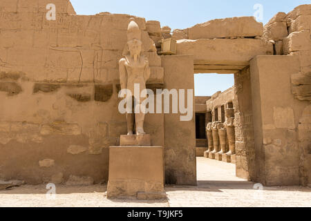Tempio di Ramses III - l'entrata principale in un cortile della antica città di Tebe, Karnak Luxor Egitto Foto Stock