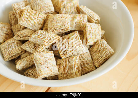 Una sana morso dimensioni tutto il frumento Cereali per la prima colazione biscotti ad alto in fibra dietetica con succo di arancia Foto Stock