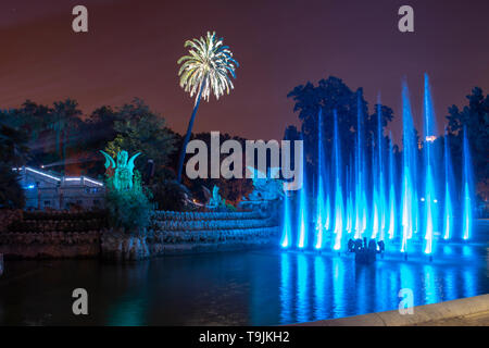 Fondo della Ciutadella, parco pubblico di notte e illuminati della città di Barcellona. Feste notturne nella città di Barcellona. Parte il merçé. Foto Stock