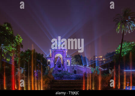 Fondo della Ciutadella, parco pubblico di notte e illuminati della città di Barcellona. Feste notturne nella città di Barcellona. Parte il merçé. Foto Stock