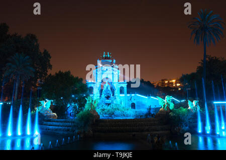 Fondo della Ciutadella, parco pubblico di notte e illuminati della città di Barcellona. Feste notturne nella città di Barcellona. Parte il merçé. Foto Stock