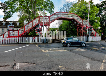 Tirando il treno nella stazione di Oakham in un pomeriggio di venerdì, guardando dal lato sul lato opposto della strada attraverso la traversata. Foto Stock