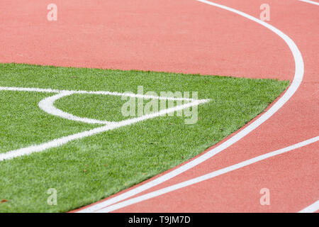La marcatura del angolo del campo di calcio con la superficie artificiale. Foto Stock