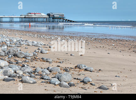 Livello basso attraverso Viewpoint Cromer Beach al molo, North Norfolk, East Anglia. Foto Stock