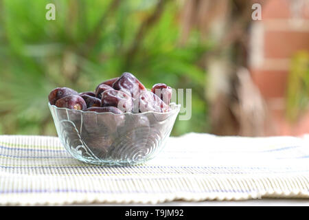 Date la frutta in una ciotola di vetro. Eid Mubarak o il Ramadan kareem concetto. Foto Stock
