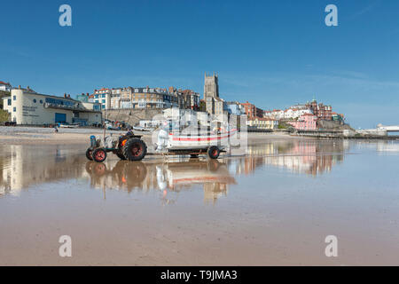 Cittadina in stile vittoriano del Cromer riflessa nella sabbia bagnata con la bassa marea, Norfolk, East Anglia Foto Stock