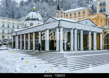 Marianske Lazne, Repubblica Ceca - 28 dicembre 2017: inverno immagine della molla trasversale Pavilion nel centro termale della Boemia occidentale coperto con il bianco della neve. Foto Stock