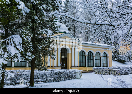 Marianske Lazne, Repubblica Ceca - 28 dicembre 2017: Vista di Lesni pramen, acqua minerale chiamato molla di foresta, un edificio giallo in un parco. Giorno d'inverno. Foto Stock